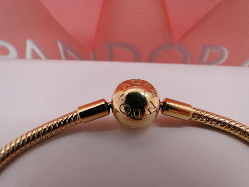 PULSERA CON CAJA ROSA