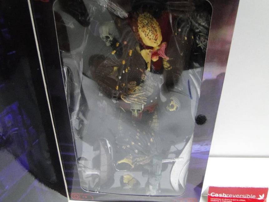 FIGURA PREDATOR CON CAJA