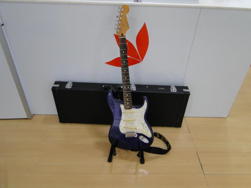 articulos_imagen1_182603-1.jpg GUITARRA ELECTRICA CON FUNDA
