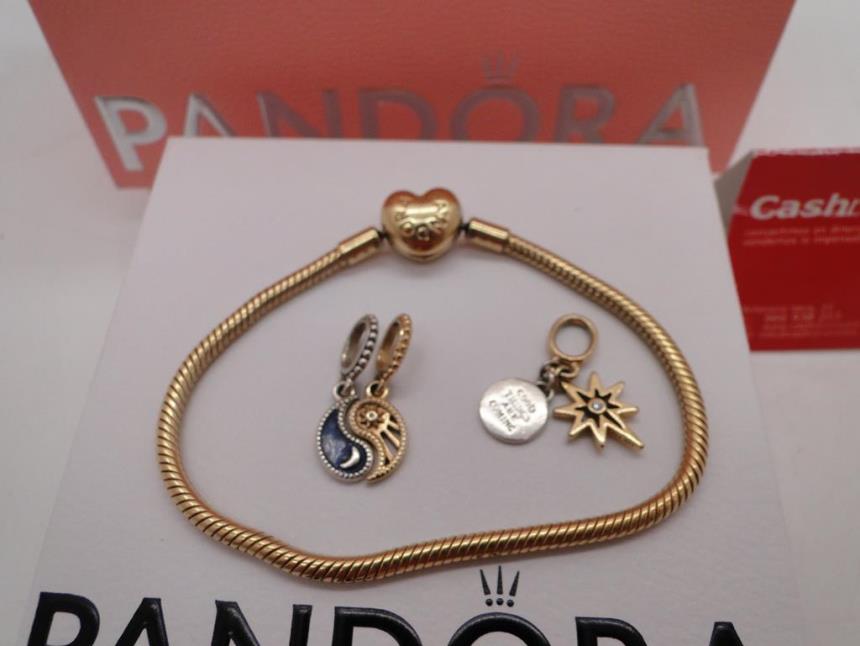 PULSERA DE DISEÑO CON CAJA Y CHARMS