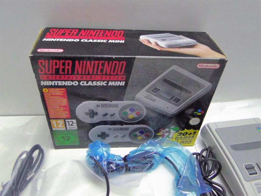 SUPER NINTENDO MINI CON CAJA Y 2 MANDOS PERFECTO ESTADO