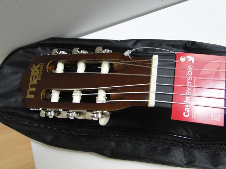 GUITARRA CLASICA CON FUNDA Y AFINADOR PERFECTO ESTADO
