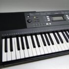 TECLADO MUSICAL CON TRANSFORMADOR Y CAJA SEMINUEVO
