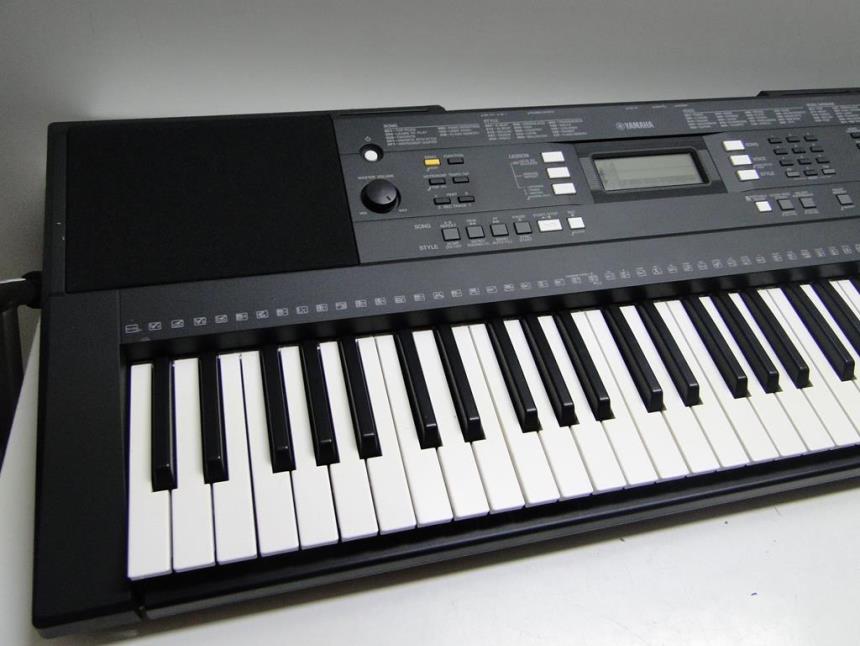TECLADO MUSICAL CON TRANSFORMADOR Y CAJA SEMINUEVO