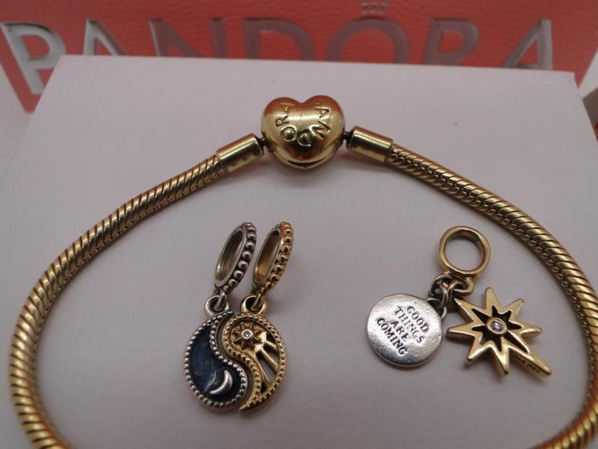 PULSERA DE DISEÑO CON CAJA Y CHARMS