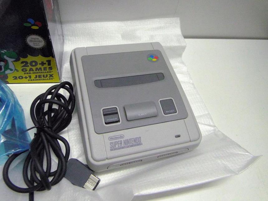 SUPER NINTENDO MINI CON CAJA Y 2 MANDOS PERFECTO ESTADO