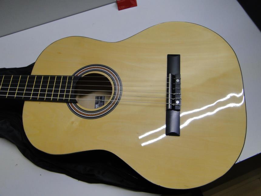 GUITARRA CLASICA CON FUNDA Y AFINADOR PERFECTO ESTADO