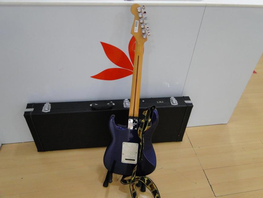 GUITARRA ELECTRICA CON FUNDA
