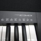 TECLADO MUSICAL CON TRANSFORMADOR Y CAJA SEMINUEVO