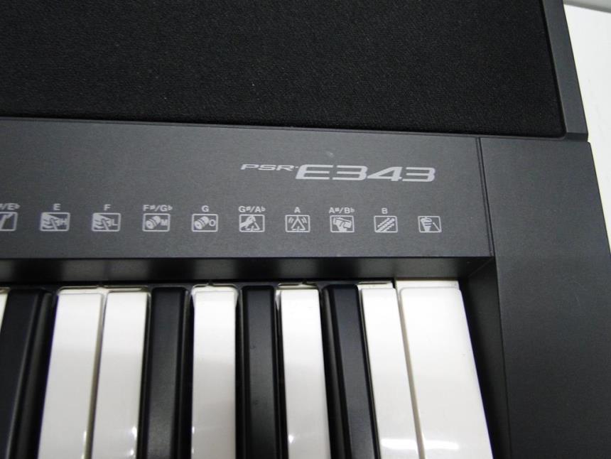 TECLADO MUSICAL CON TRANSFORMADOR Y CAJA SEMINUEVO