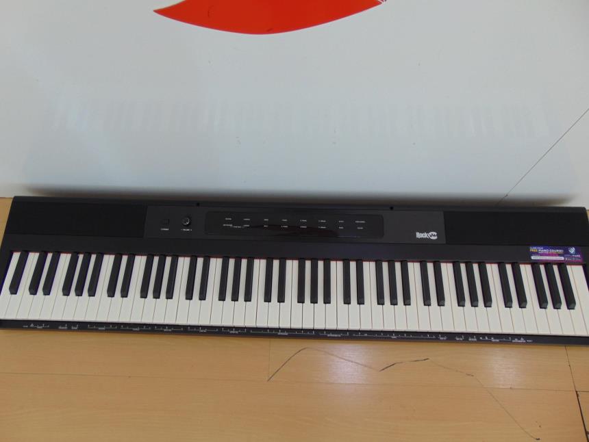 TECLADO MUSICAL SEMINUEVO CON FUNDA