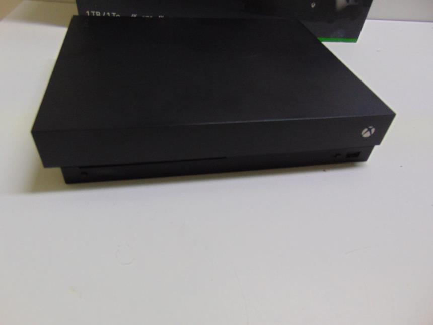 XBOX ONE X CON MANDO Y CAJA Y GAME PASS