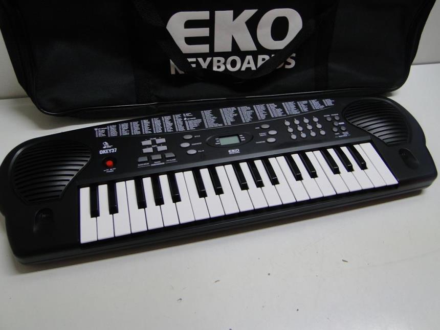 TECLADO ELECTRONICO CON FUNDA PERFECTO ESTADO