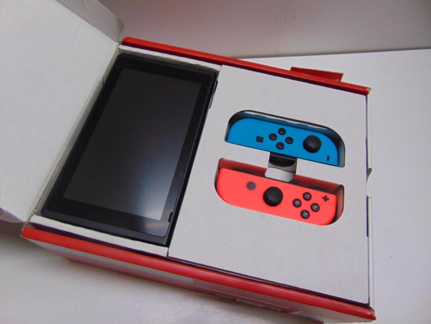 NINTENDO SWITCH CON JUEGO FUNDA Y CAJA SEMINUEVA